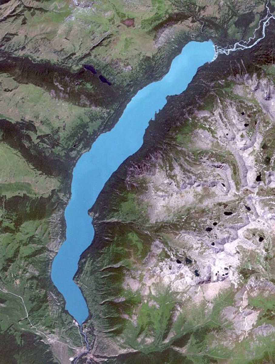 新疆喀纳斯湖与森林山峦