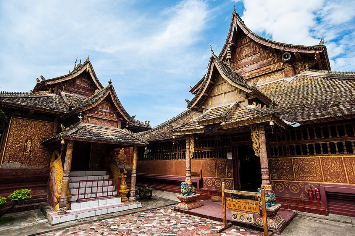 西双版纳傣族风格寺庙屋顶与热带植被