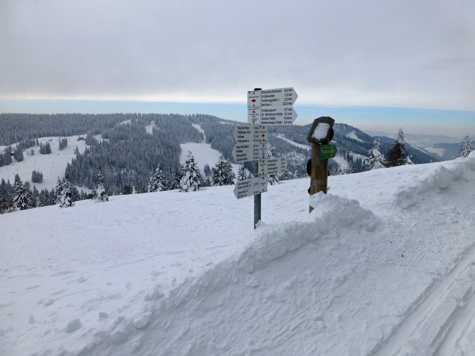 冬季白雪覆盖的费尔德山山峰