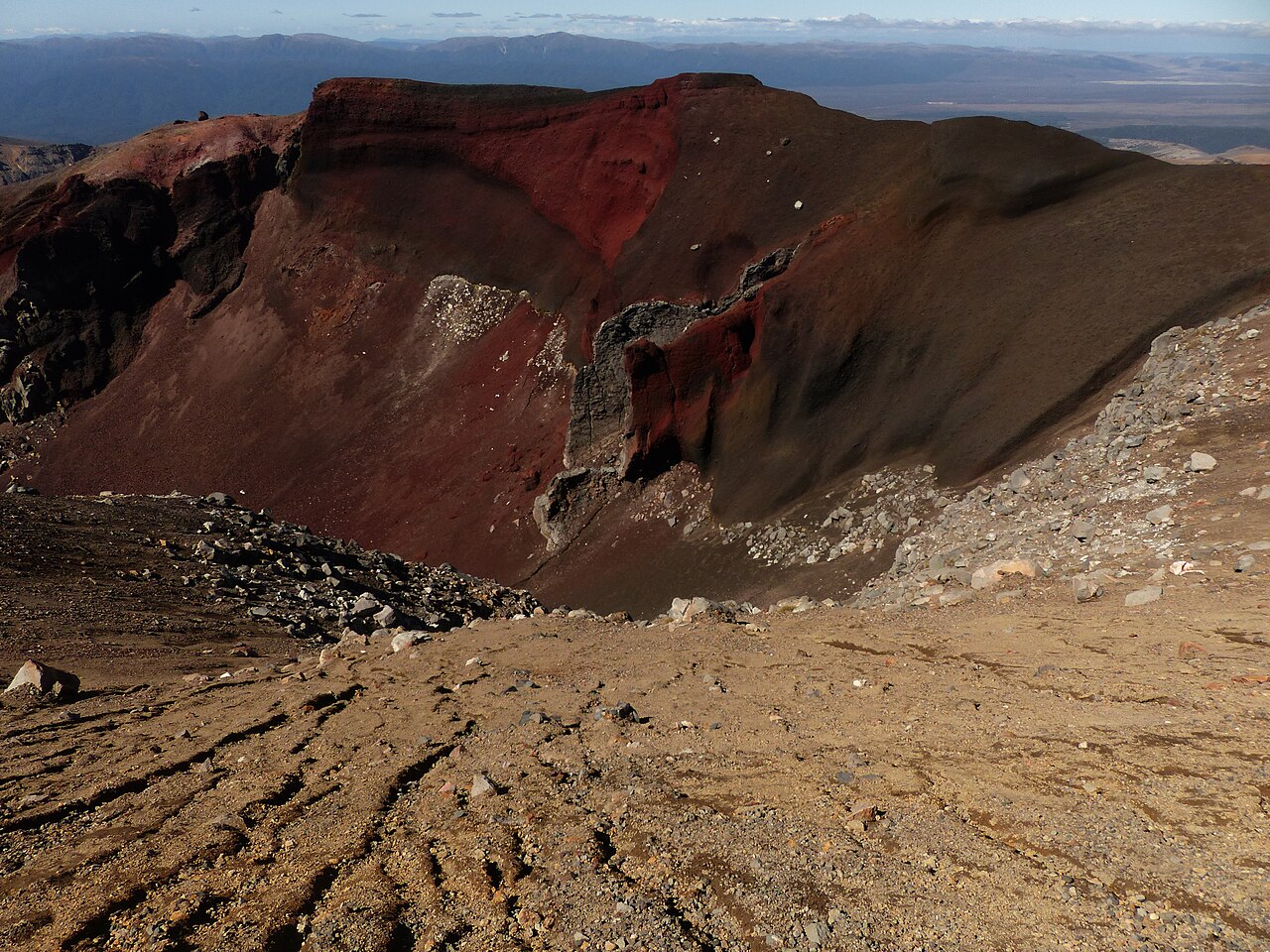 火山脊上的红色火山口与蒸汽喷口